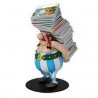 Plastoy - Figurine - 00124 - Astérix - Statuette - Obélix tenant une pile d'album